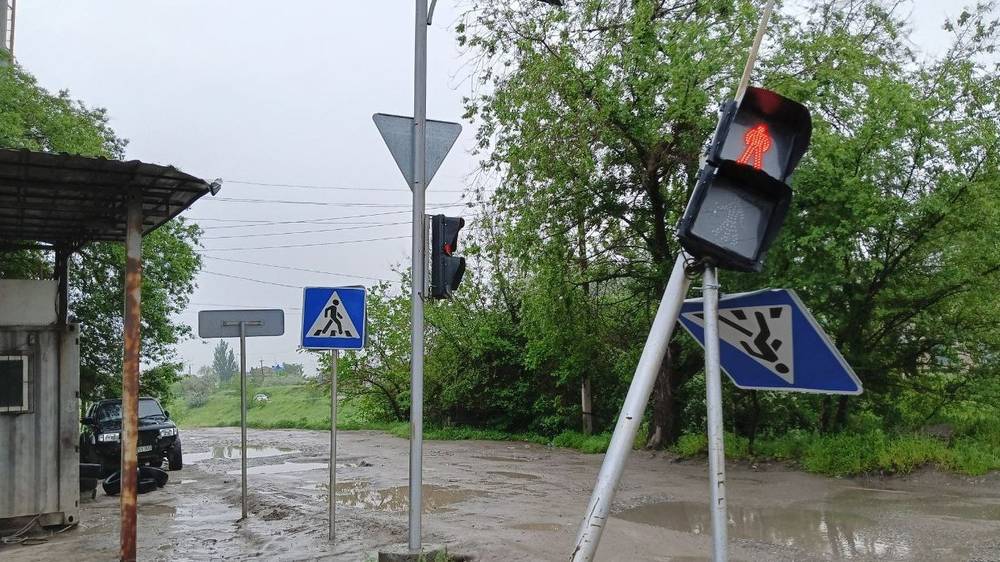 На Алматинке снесли светофор и дорожный знак. Фото