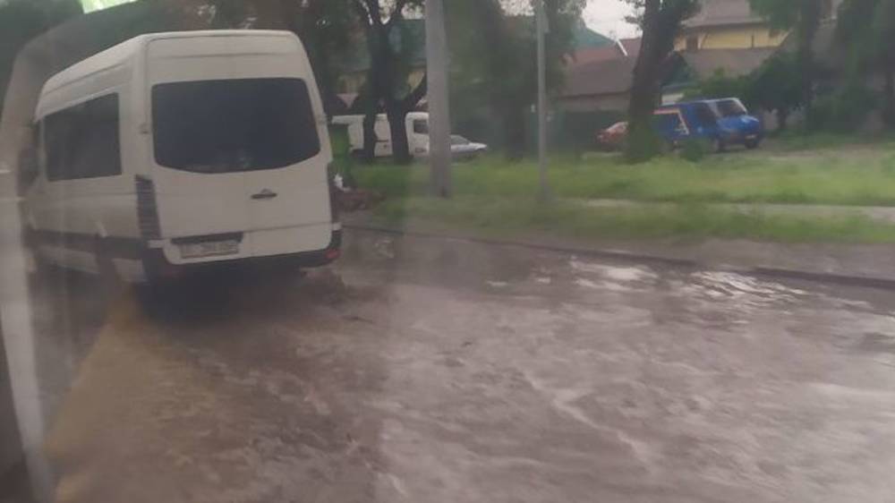 Дорогу в Кызыл-Аскере снова затопило. Фото