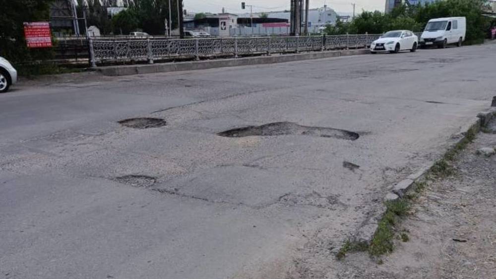 Горожанин жалуется на ямы на дороге по ул.Линейной. Видео и фото