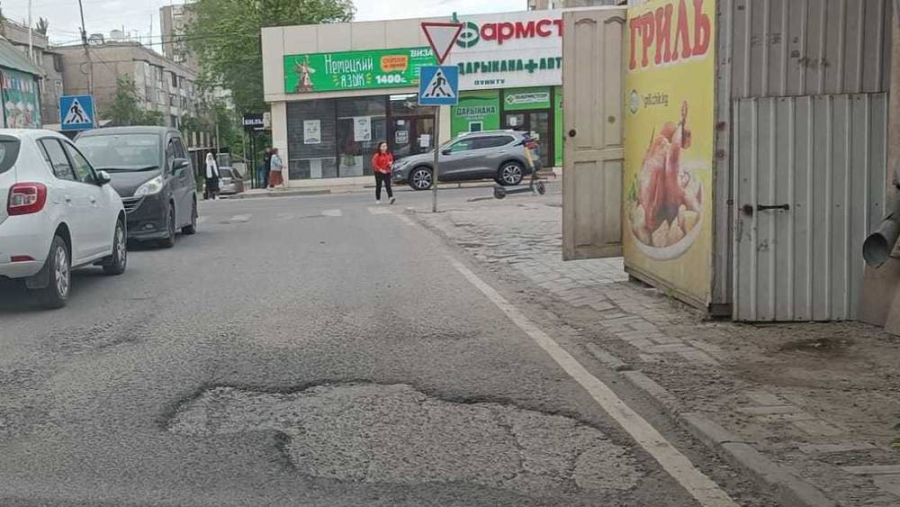 Яма на дороге по ул.Армейской. Фото