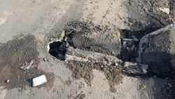 Грузовик разрушил новый тротуар на Баха. Фото