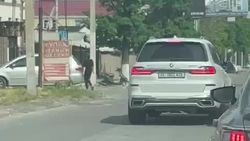 Водители продолжают объезжать пробку на Чапаева—Льва Толстого по встречке. Видео