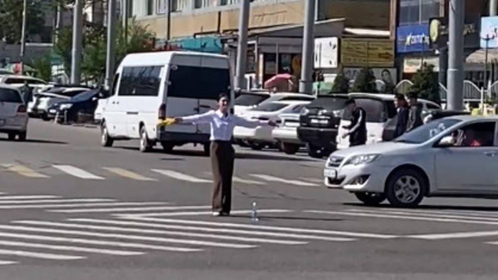 Патрульные заменили девушку, которая регулировала движение на Чуй—Бейшеналиевой
