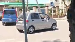 Ребенок на переднем сидении авто. Видео