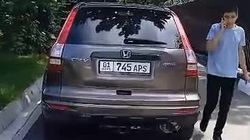 «Хонду CR-V» припарковали на тротуаре напротив Академии наук. Видео