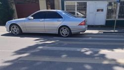 «Мерседес» припарковали на «зебре». Фото