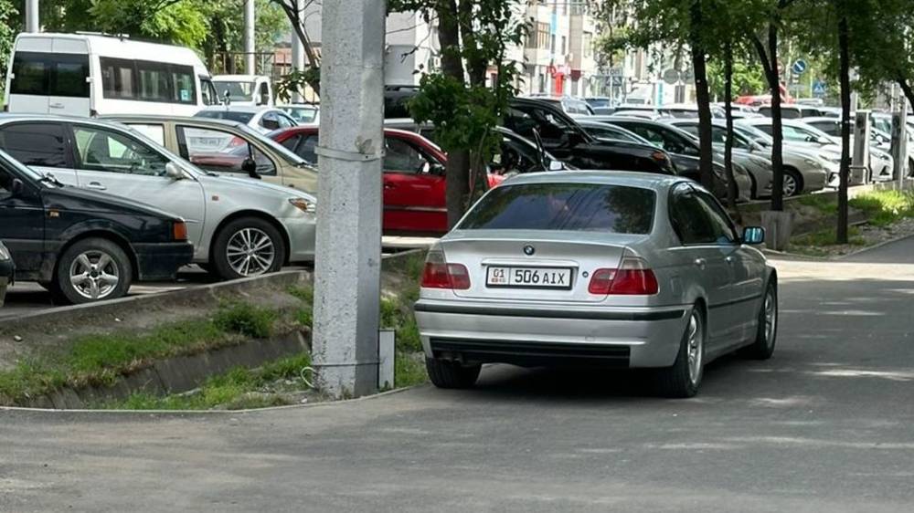 BMW 320 заехал на тротуар. Фото