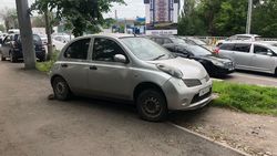 Аварийный «Ниссан» пятый день стоит на тротуаре по Льва Толстого. Фото