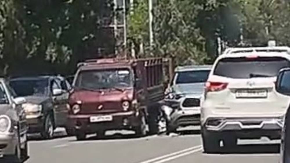 На Айтматова столкнулись «Тойота» и «Портер». Видео с места аварии