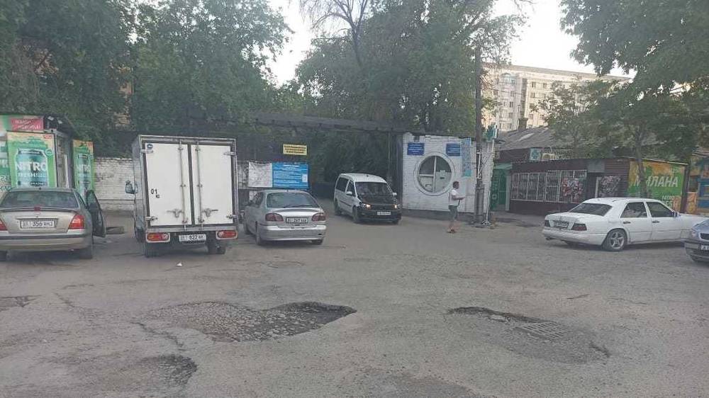 Заезд в инфекционную больницу весь в ямах. Фото горожанина