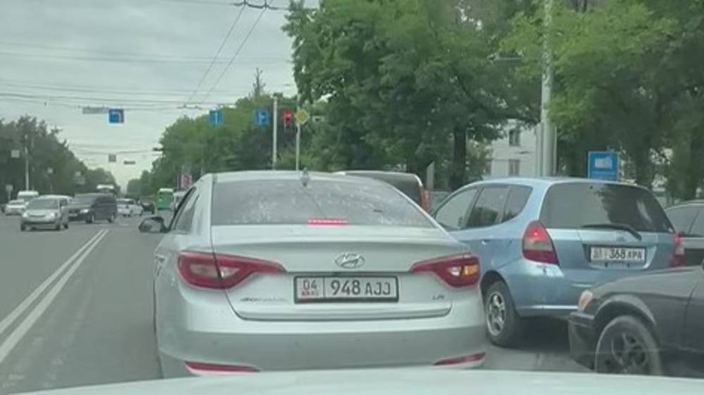 «Хендай» занял крайнюю полосу, заблокировав проезд для других авто. Видео