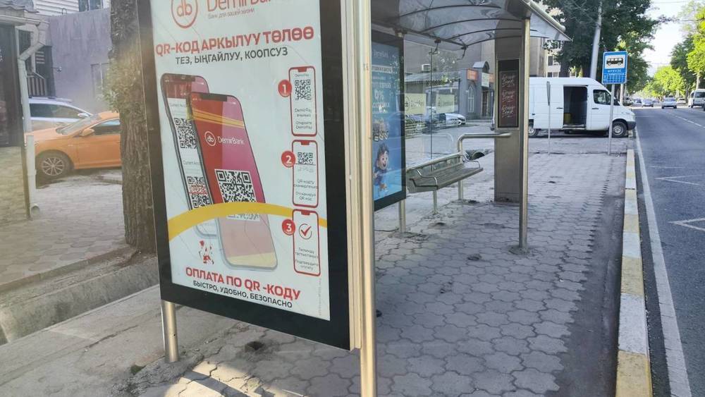Почему на остановке на Манаса нет урн? - горожанин