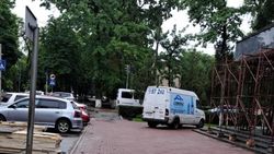 «Спринтер» едет по тротуару. Фото