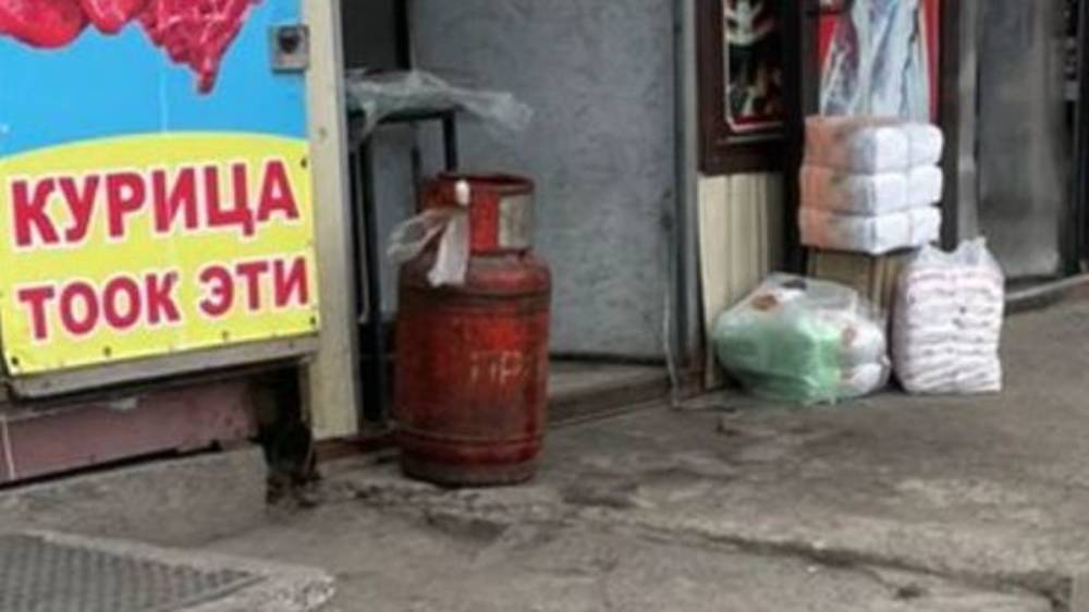 Владелец гриль павильона в Тунгуче обязался не ставить газбаллон у тротуара, - мэрия