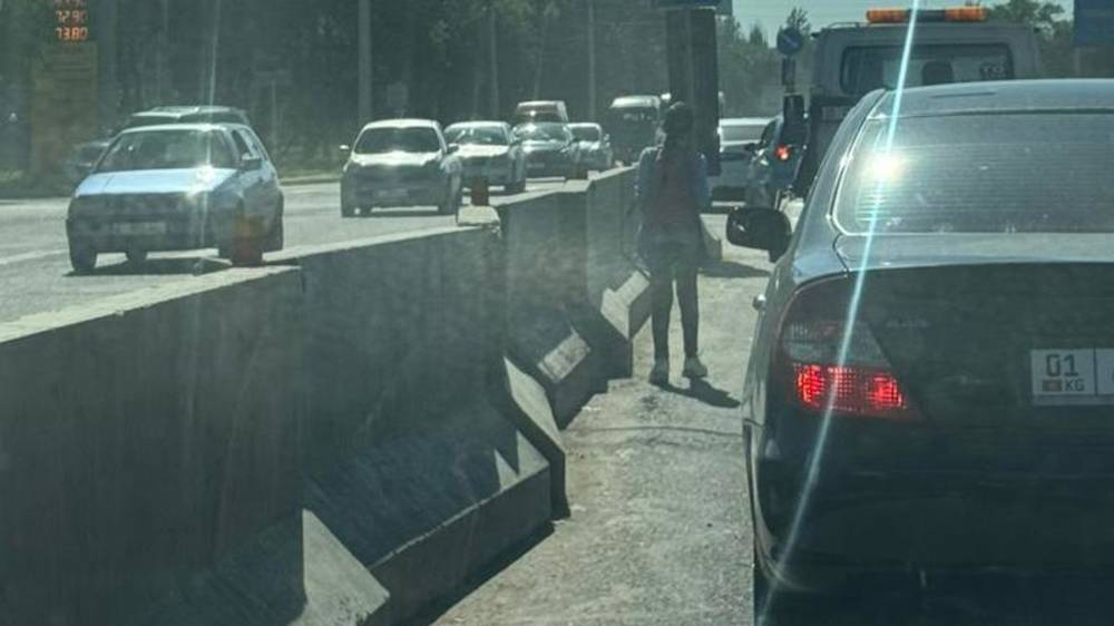 Попрошайки на Дэн Сяопина создают аварийную ситуацию. Фото горожанина