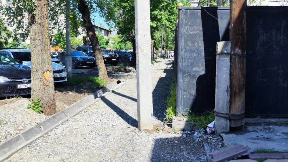 На Токтогула столб стоит посреди тротуара. Фото