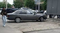 Зеленую зону напротив Орто-Сайского рынка превратили в парковку. Фото