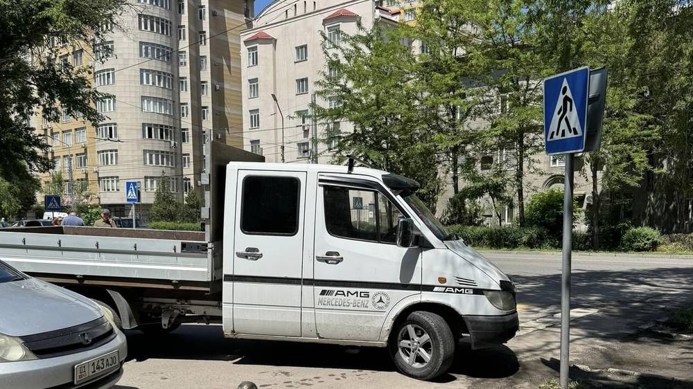 Грузовик «Мерседес» поставили на «зебре». Фото