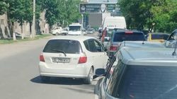 «Фит», у которого 5000 сомов штрафов, объезжает пробку по встречке. Фото
