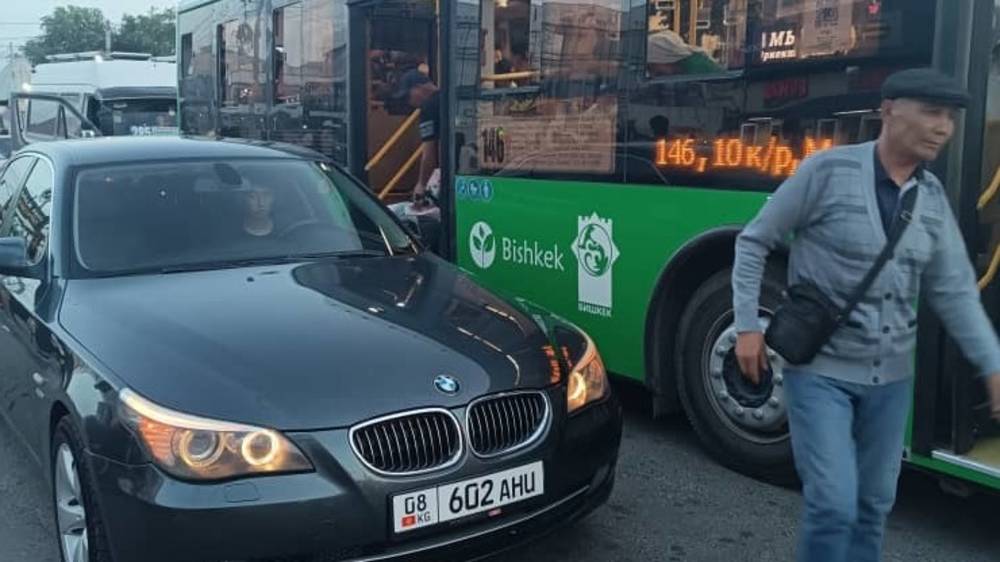 BMW 525 припарковали на остановке, мешая автобусу. Фото