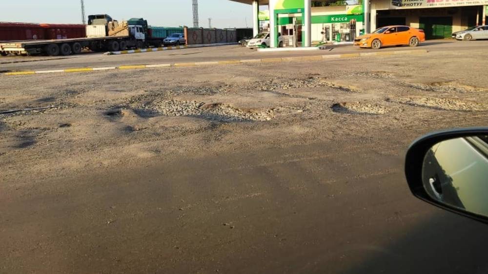 Огромные ямы на дороге по Льва Толстого. Фото