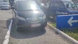 «Хонда» припаркована на тротуаре по Льва Толстого. Видео