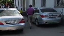 «Хендай» и «Лексус» припаркованы на тротуаре, заблокировав проход пешеходам. Видео