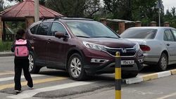 «Хонда CR-V» припаркована на «зебре» возле школы. Фото