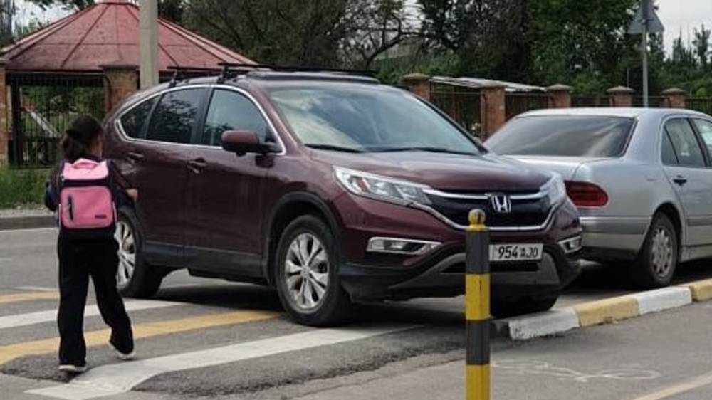 «Хонда CR-V» припаркована на «зебре» возле школы. Фото