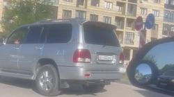«Дорожные войны». Парень на «Лексусе» остановился посреди дороги, заблокировав машину скорой помощи. Видео