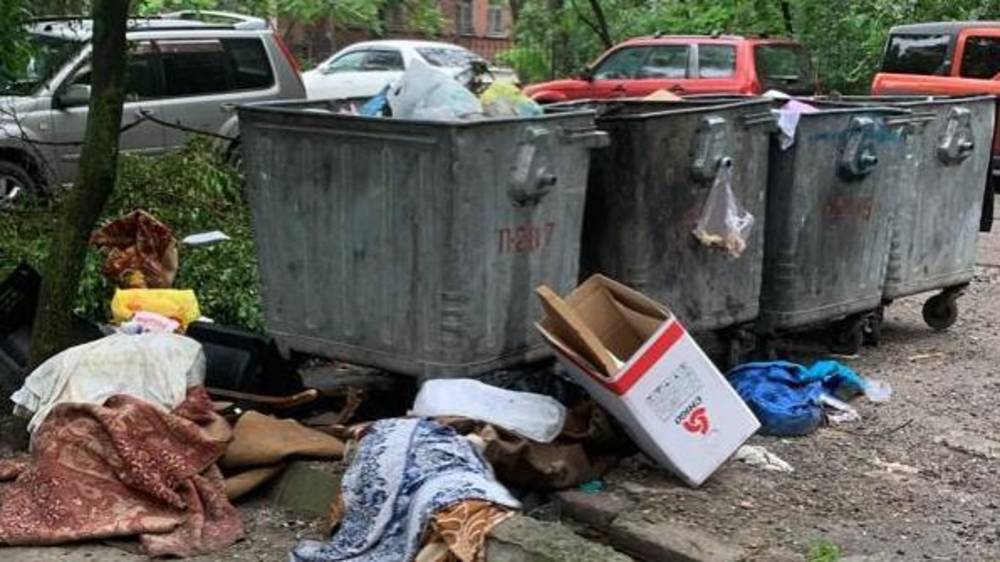 Горожанин просит «Тазалык» отодвинуть мусорные баки от дома. Видео