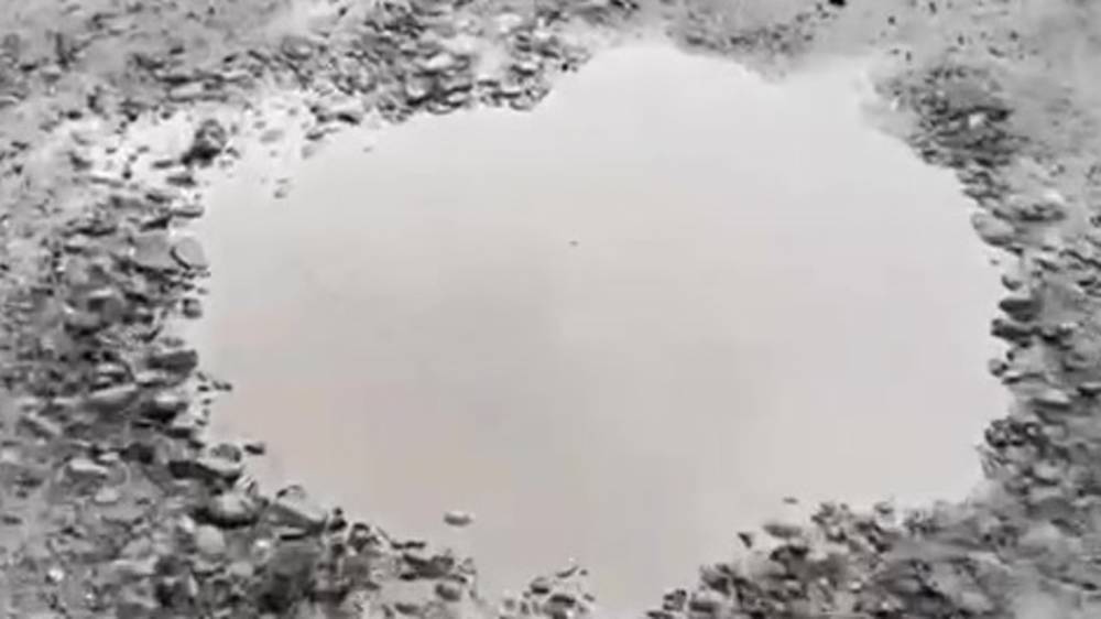 В 10 мкр сняли асфальт с дороги и не восстановили. Видео