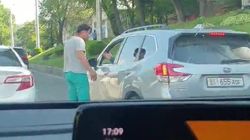 Дорожные войны: Два водителя устроили потасовку на Советской. Видео