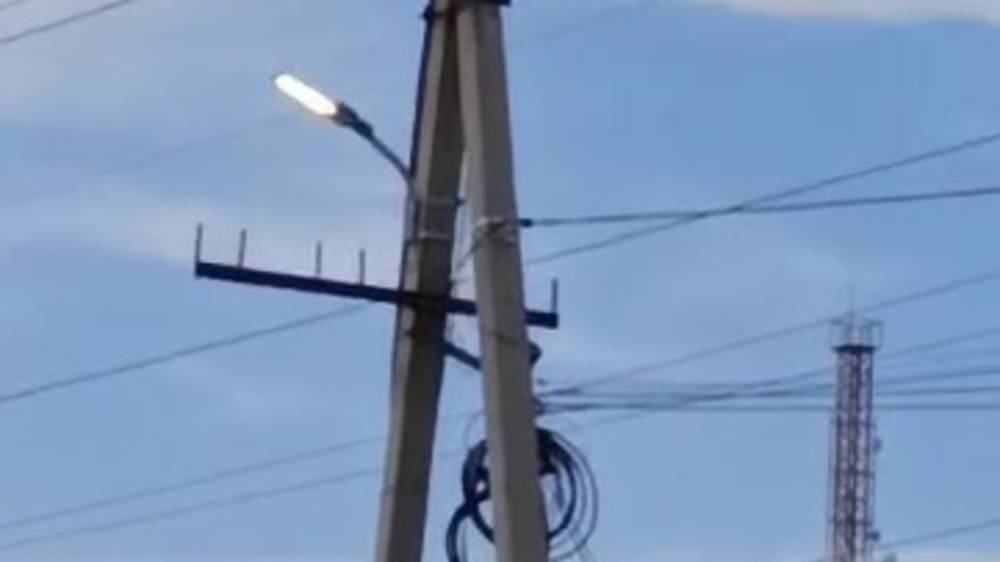 На ул.Исакеева днем горят фонари. Видео