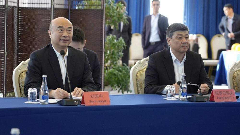 Лю Гочжун, Бакыт Торобаев