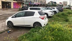 Ленту порвали, а зеленую зону на Южной магистрали вновь превратили в парковку. Фото