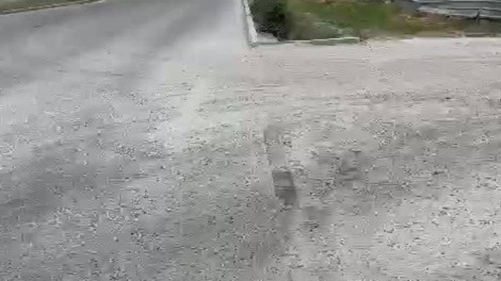 Горожанин жалуется на щебень на дороге по ул.Исакеева. Видео
