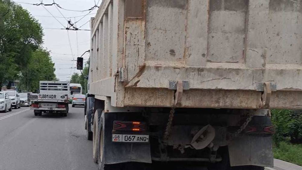 Грузовик повернул со второго ряда на Чуй-Лермонтова. Видео