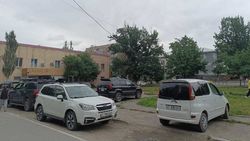 Напротив школы №66 водители паркуются на газоне и тротуаре. Фото