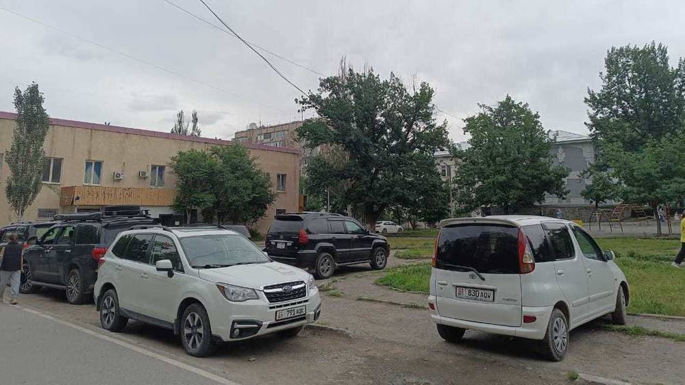 Напротив школы №66 водители паркуются на газоне и тротуаре. Фото