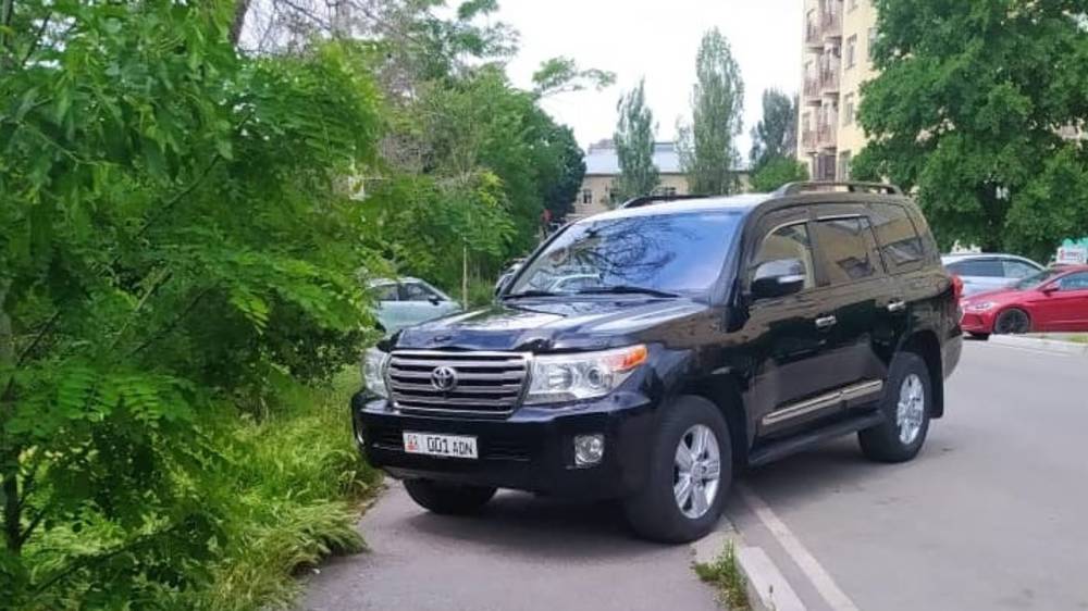 Еще один «Крузак 200» припарковали на тротуаре. Фото