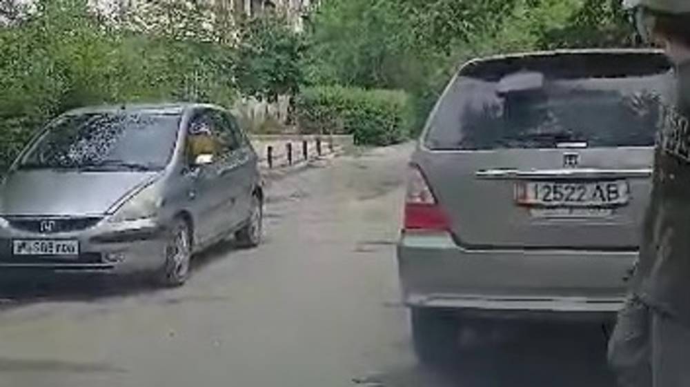 Две «Хонды» заблокировали заезд во двор. Видео