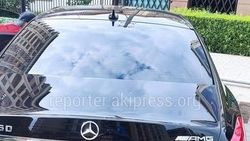 «Мерседес» с дипномерами припаркован на велодорожке на Токтогула. Фото
