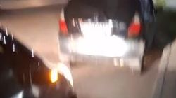 Два «Фита» стоят на остановке. Видео