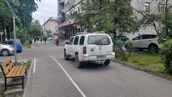 «Ниссан Икстерра» припарковали, заехав на тротуар на Манаса. Фото