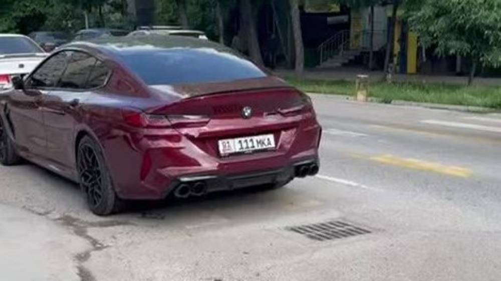 BMW M8 припарковали на «зебре». Видео