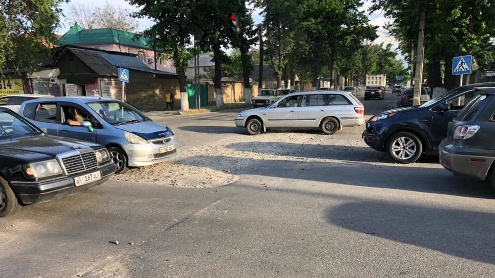 Почему на Гагарина-Чапаева провалился асфальт? Ответ «Бишкекводоканал»