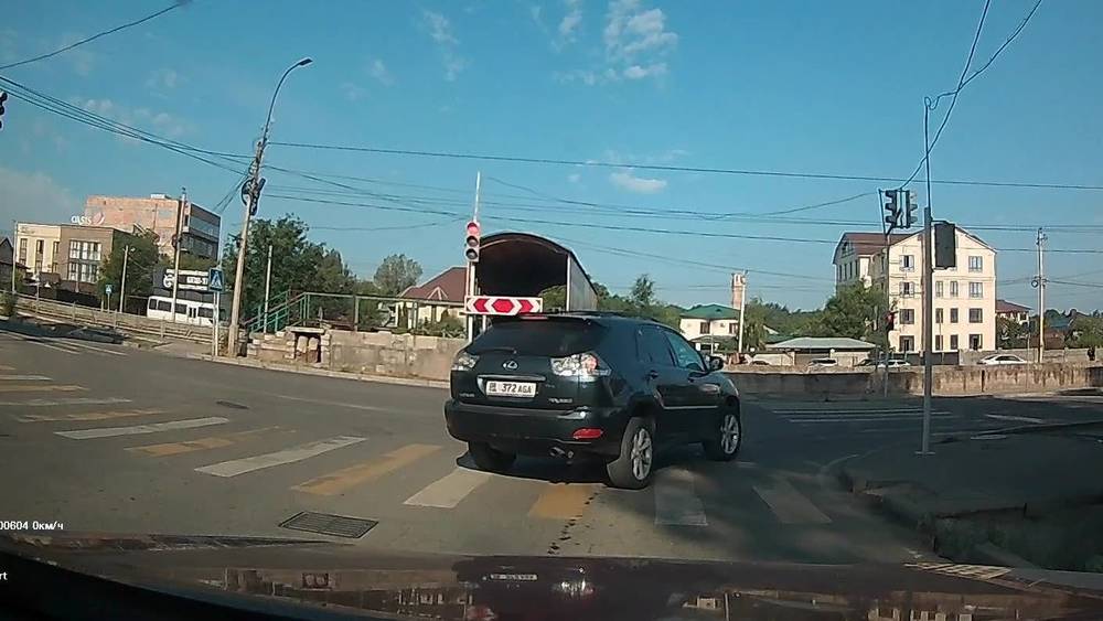 «Лексус» повернул со второго ряда, проехав на красный. Видео