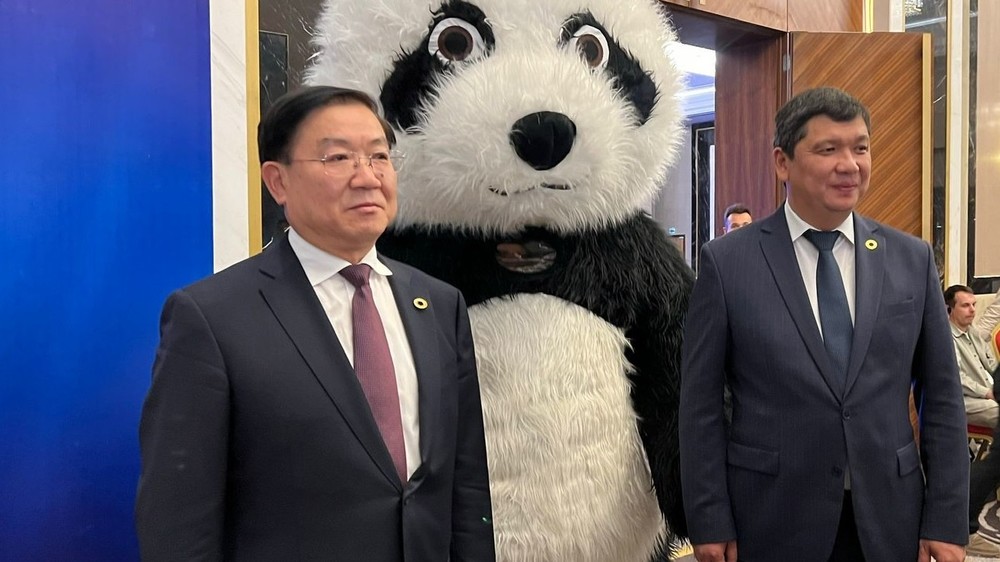 Айбек Джунушалиев и Ван Фэнчао