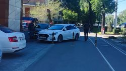 «Соната» со штрафами более 10000 сомов припаркована на тротуаре по Айтматова. Фото